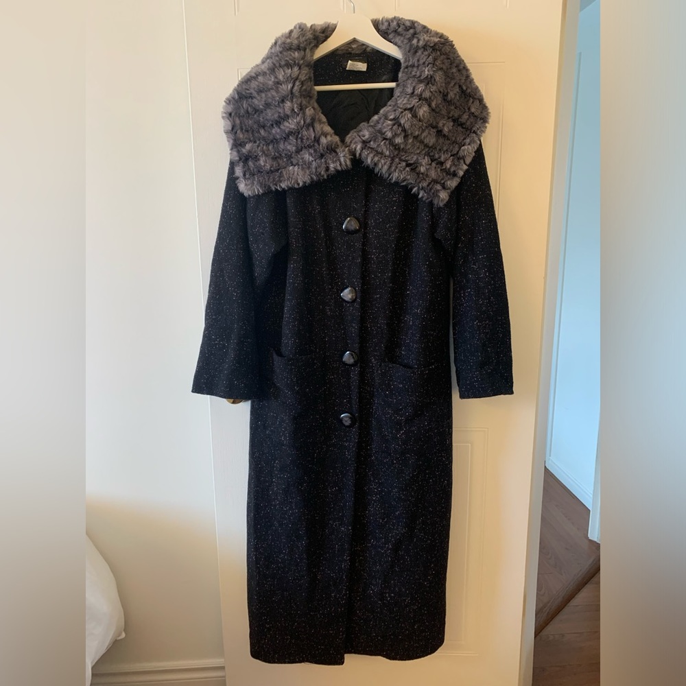 Elegant Black Coat with Faux Fur Collar